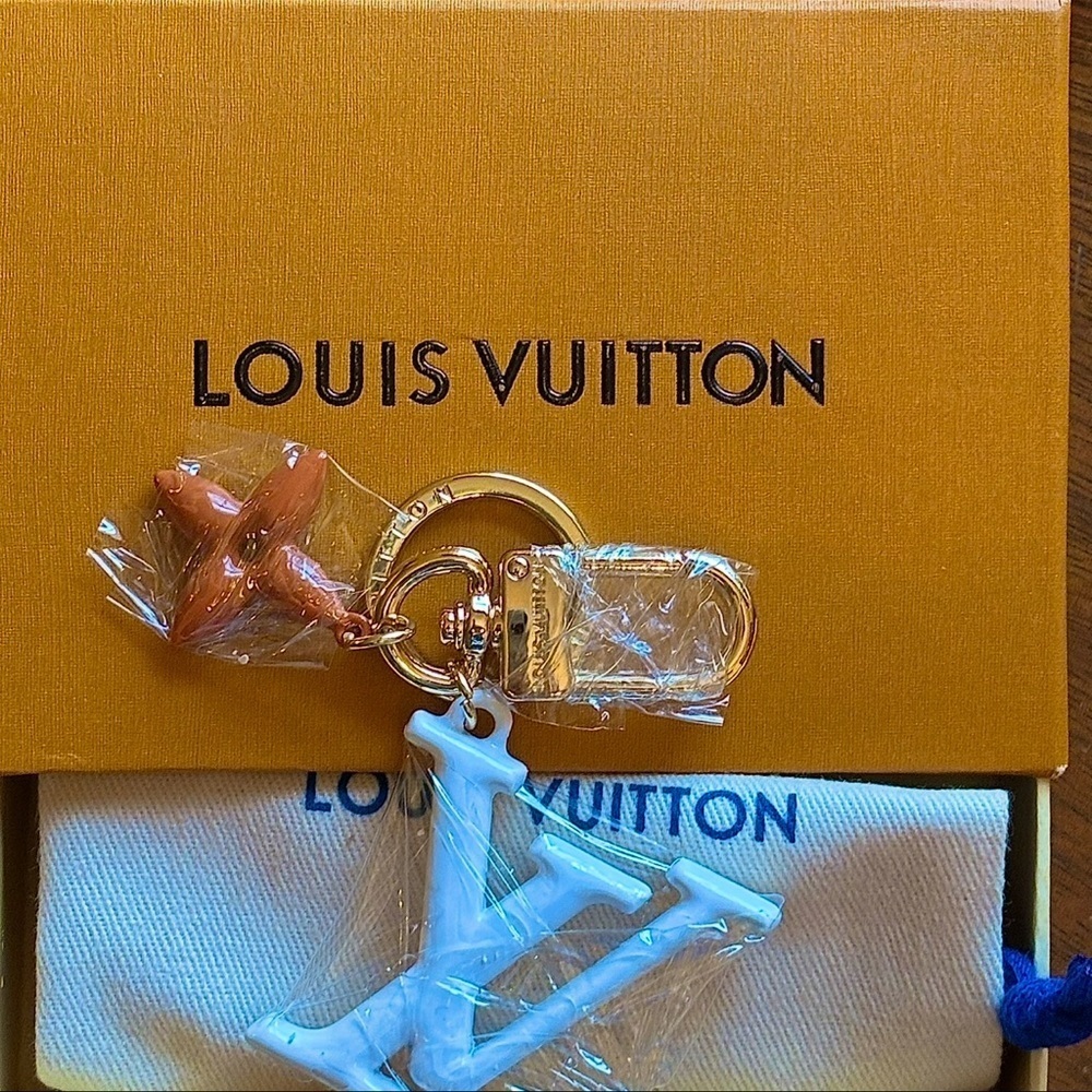 LUXURY KEY RING POP FLOWER BAG CHARM NEW WITH BOX AND DUSTBAG IN LOVELY WHITE